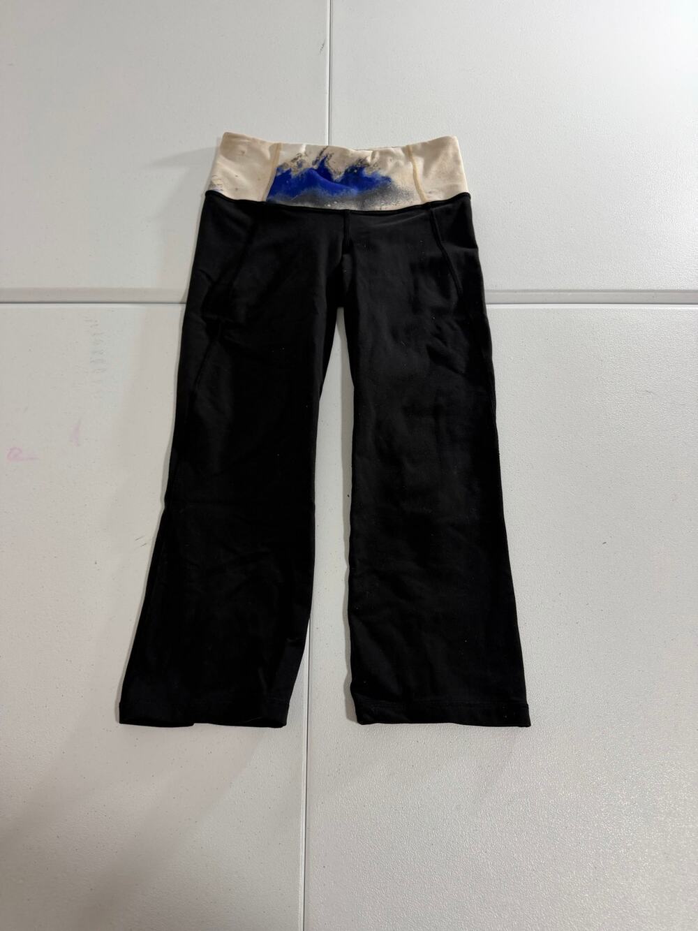 Lululemon Crop Capri Size 4 Black Printed Waistband Back Hem Slits Yoga Pant